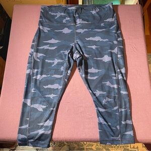 Athleta Ultimate Stash Pocket Camo Capri 21" inseam in Blue/Gray Camo - Size 2x